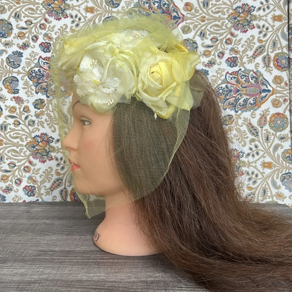 Vintage Couture 1950’s Fascinator Hat Yellow/White‎ Flowers Veiled with/Felt Bow